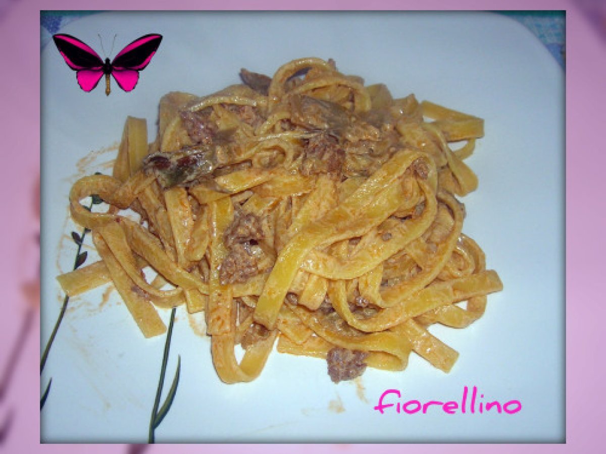 Tagliatelle carciofi, salsiccia e panna