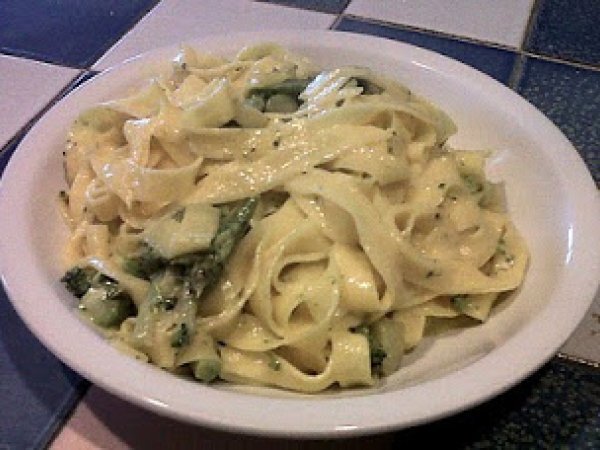 Tagliatelle con broccoli e fonduta di taleggio