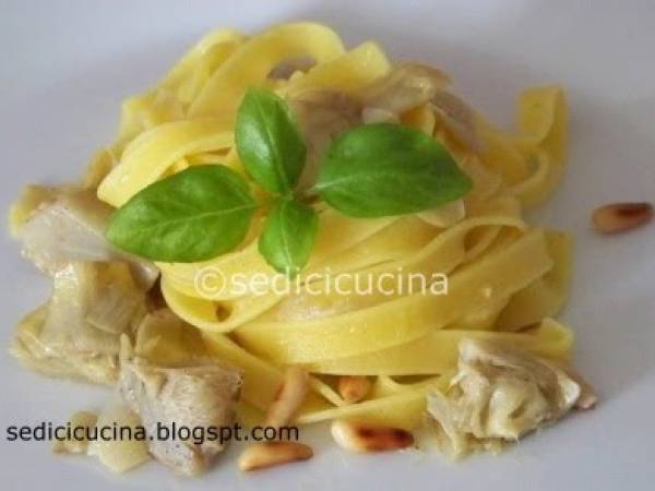 Tagliatelle con carciofi al prosecco e pinoli tostati