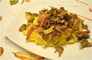 Tagliatelle con carciofi croccanti e speck