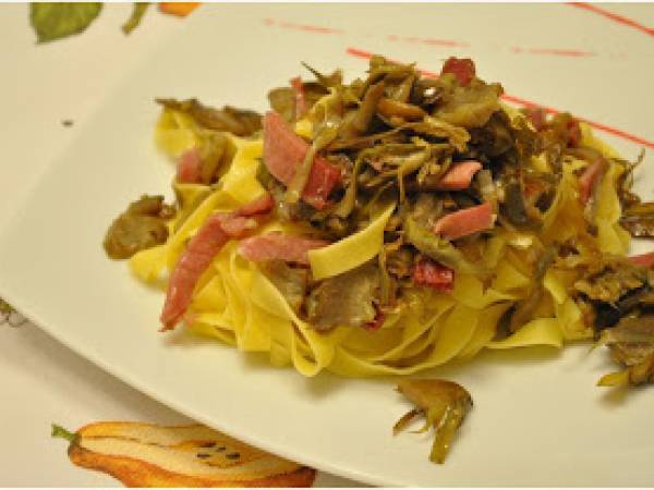 Tagliatelle con carciofi croccanti e speck