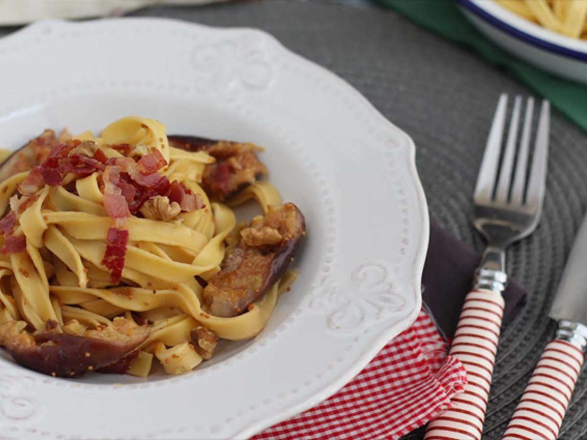 Tagliatelle con fichi, pancetta e noci