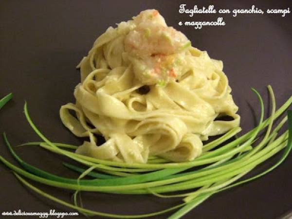 Tagliatelle con granchio, scampi e mazzancolle e porri stufati e Philadelphia