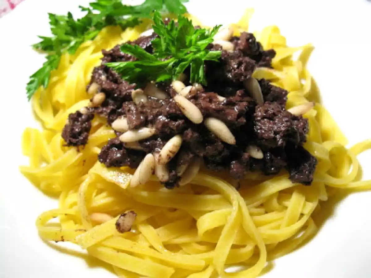 Tagliatelle con la Mustardela e pinoli