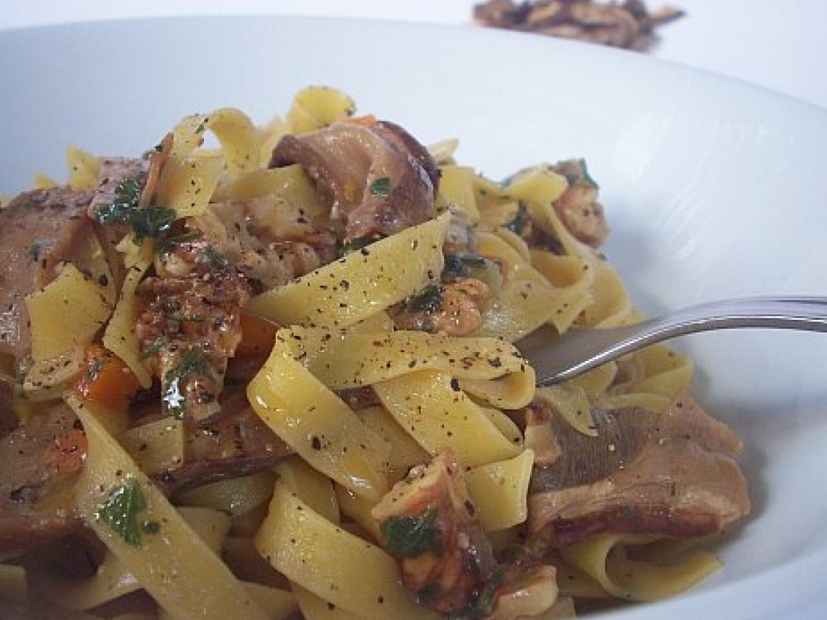 Tagliatelle con noci e funghi porcini