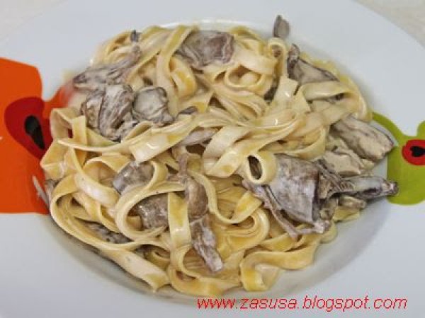 Tagliatelle con panna e funghi porcini