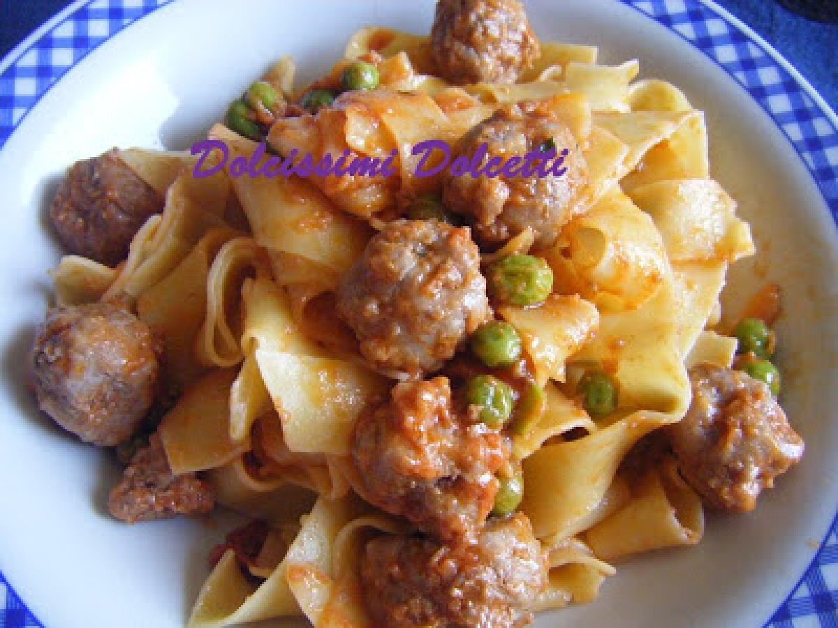 Tagliatelle con polpettine e piselli