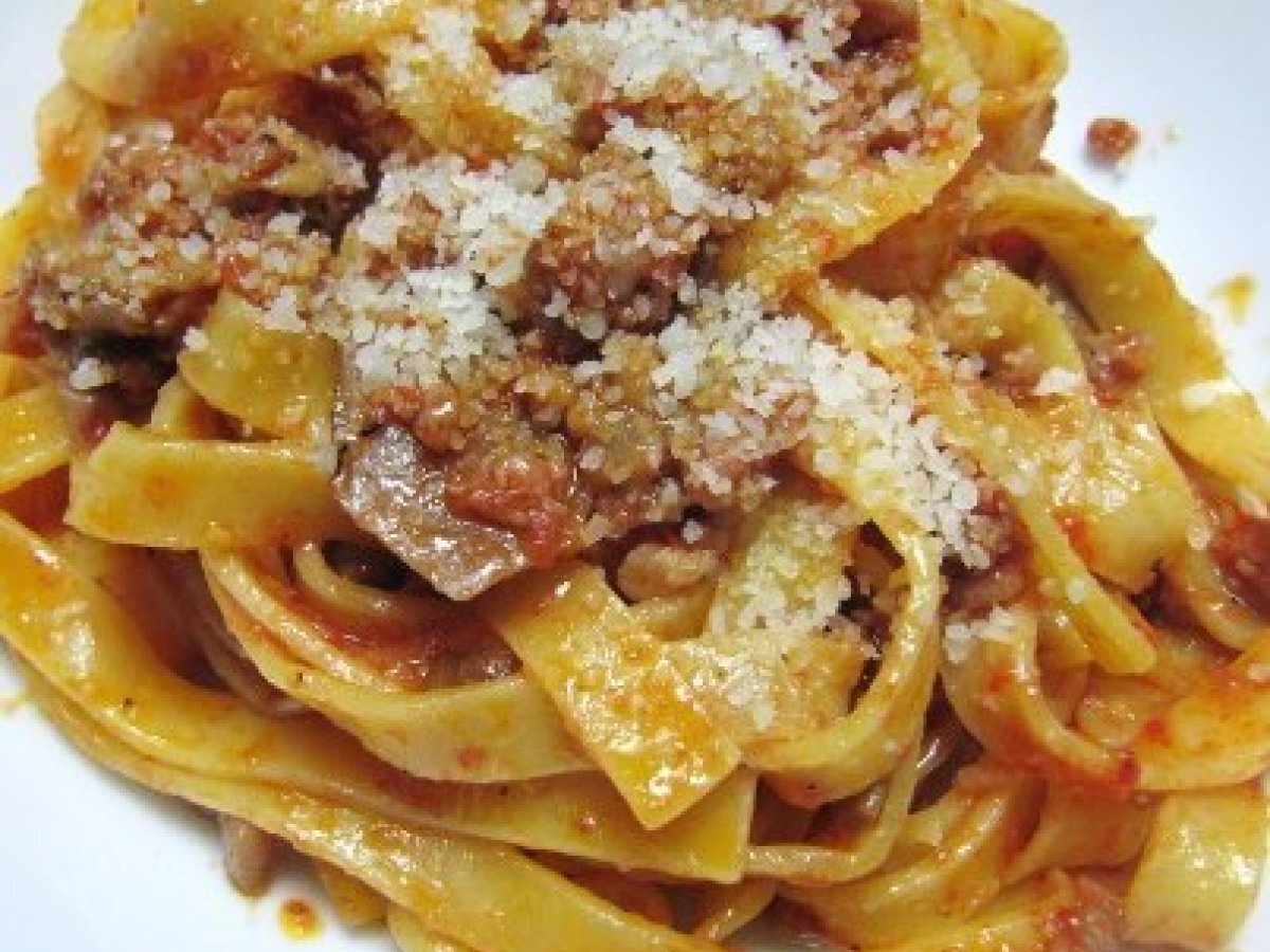 Tagliatelle con ragù di salsiccia e funghi
