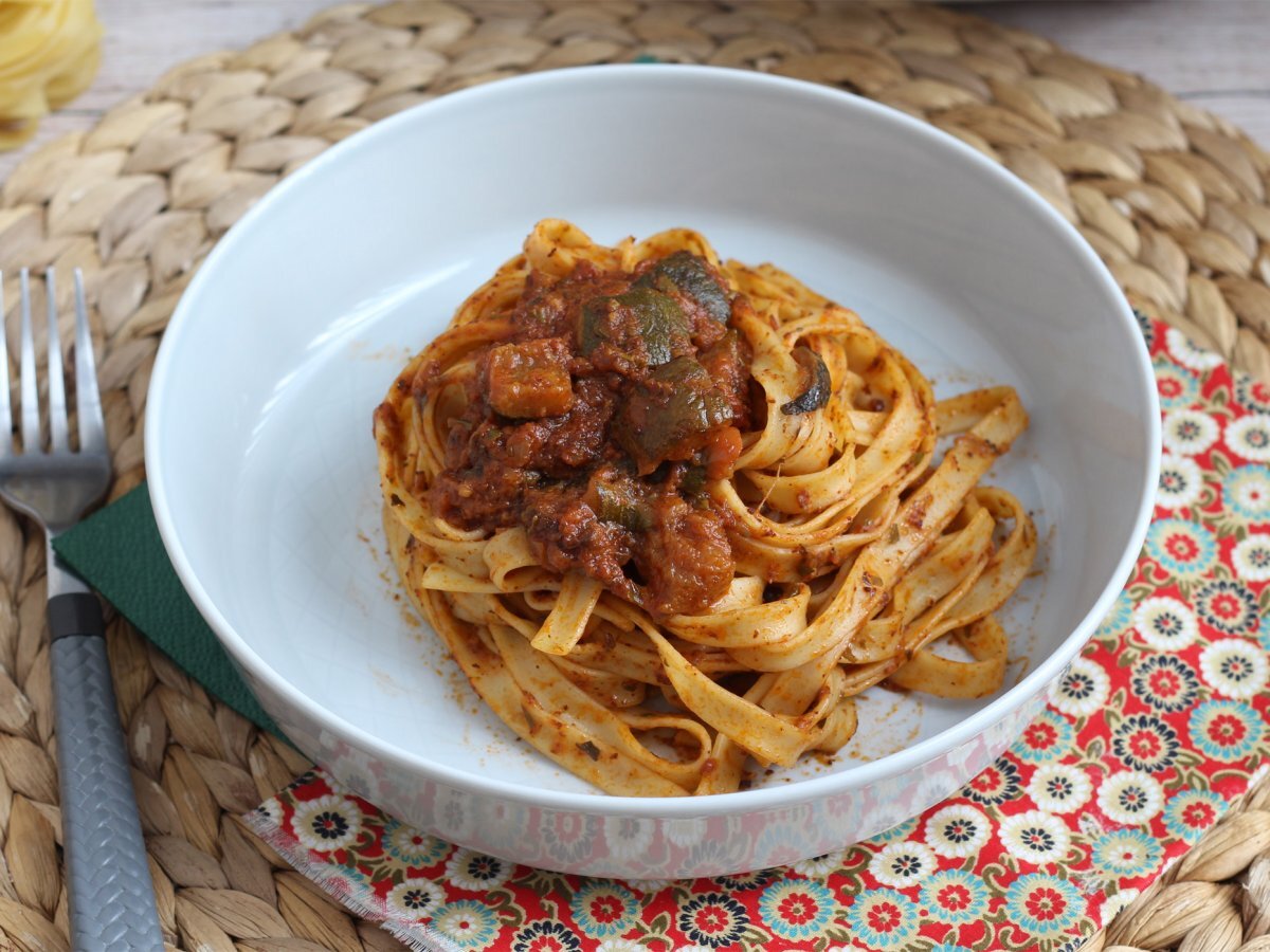 Tagliatelle con ragù di zucchine, un primo piatto vegetariano che piace a tutti!