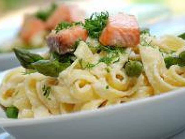 Tagliatelle con salmone e asparagi