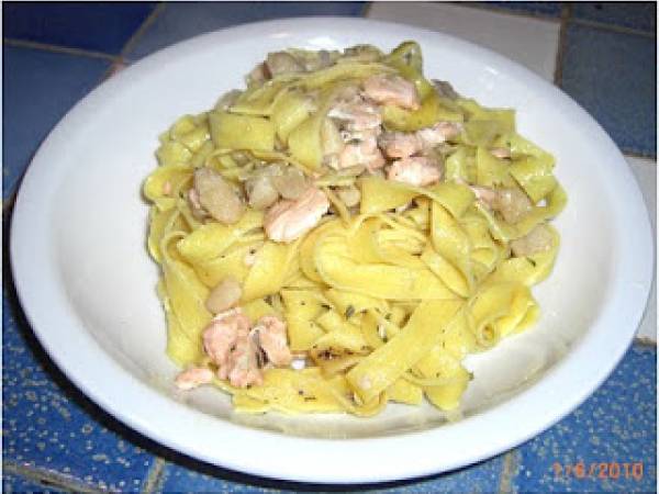 Tagliatelle con salmone e cannellini