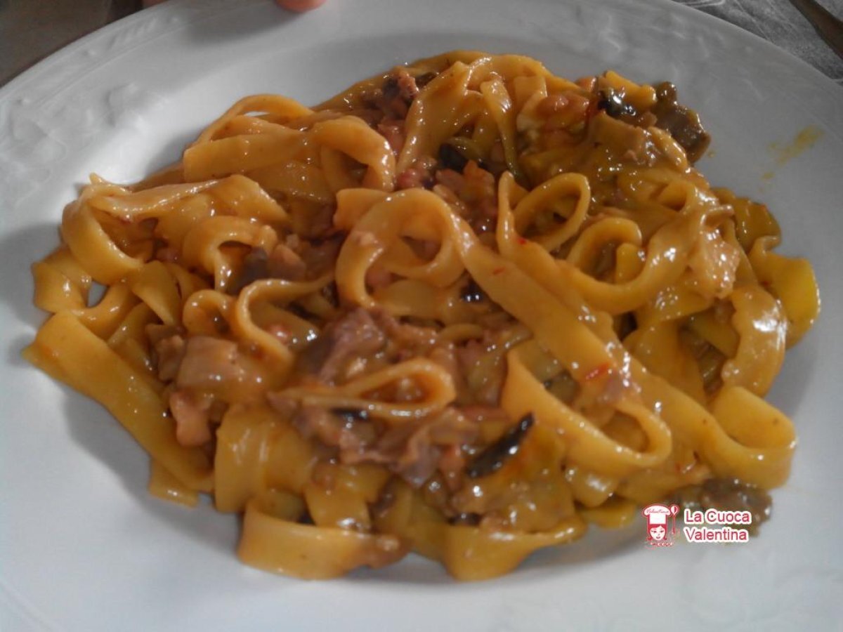 Tagliatelle con salsa di peperoni funghi misti e vongole