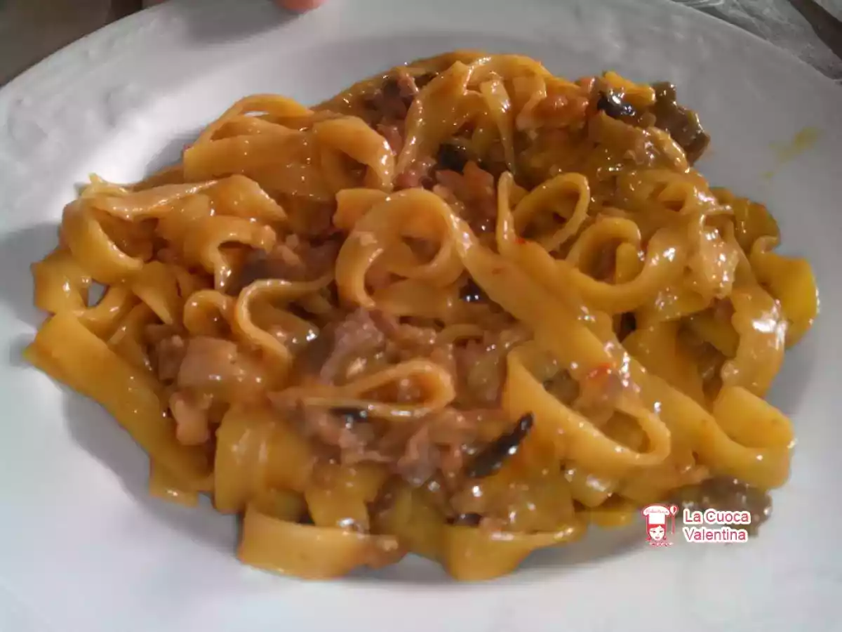 Tagliatelle con salsa di peperoni funghi misti e vongole