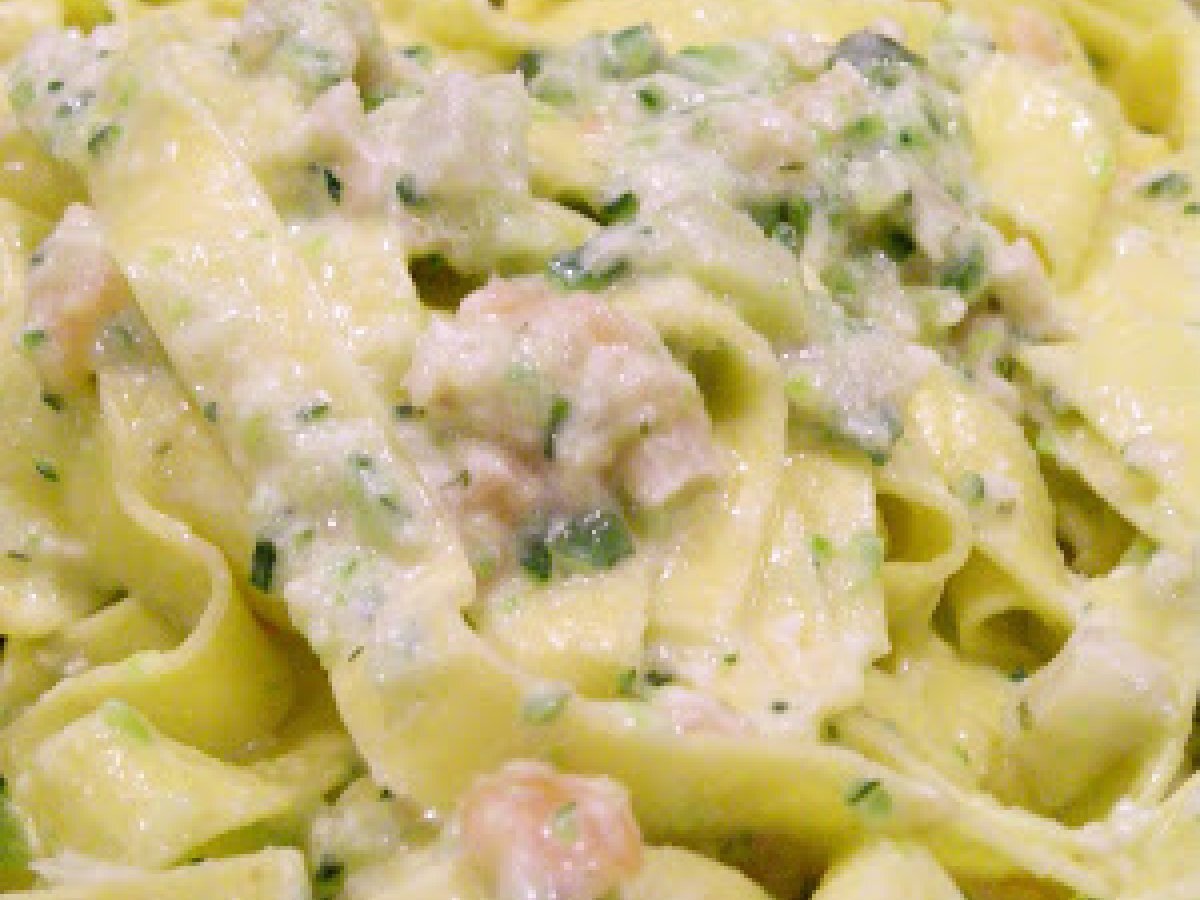 Tagliatelle con salsa di zucchine e salmone affumicato