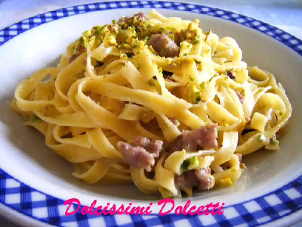 Tagliatelle con salsiccia, pistacchi e besciamella