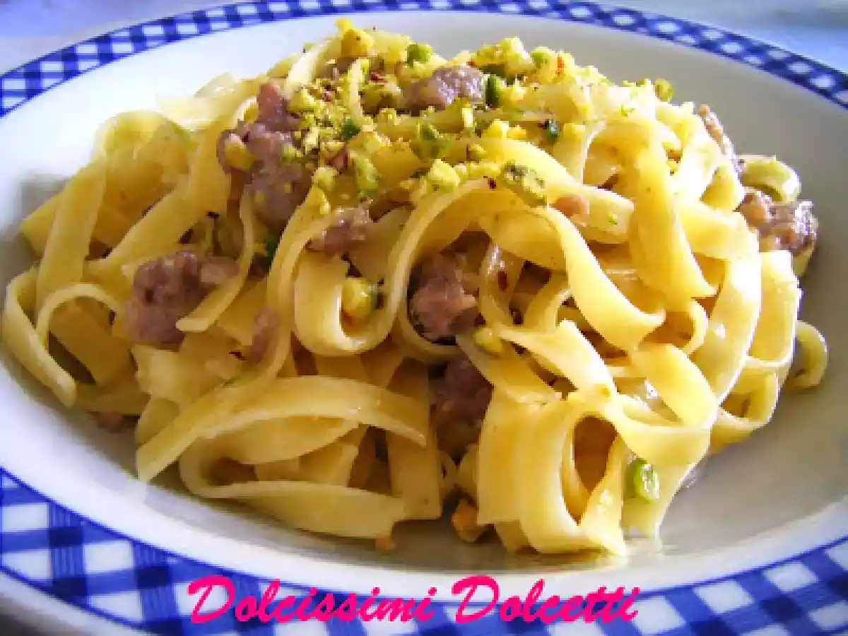 Tagliatelle con salsiccia, pistacchi e besciamella - foto 2