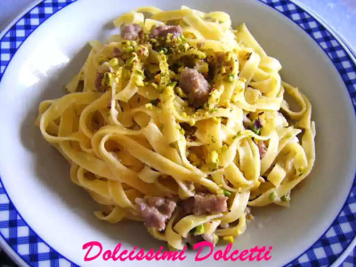 Tagliatelle con salsiccia, pistacchi e besciamella - foto 3