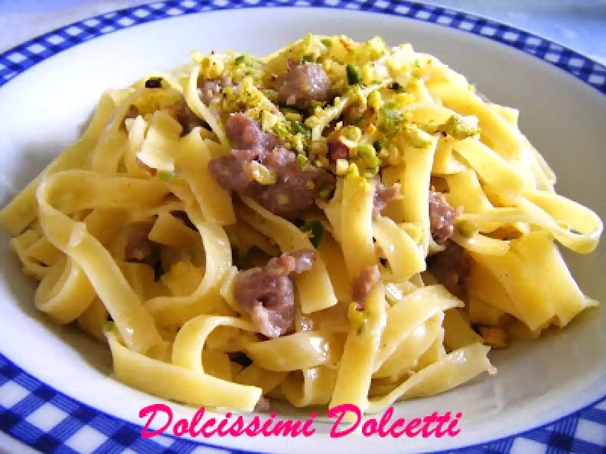 Tagliatelle con salsiccia, pistacchi e besciamella - foto 4