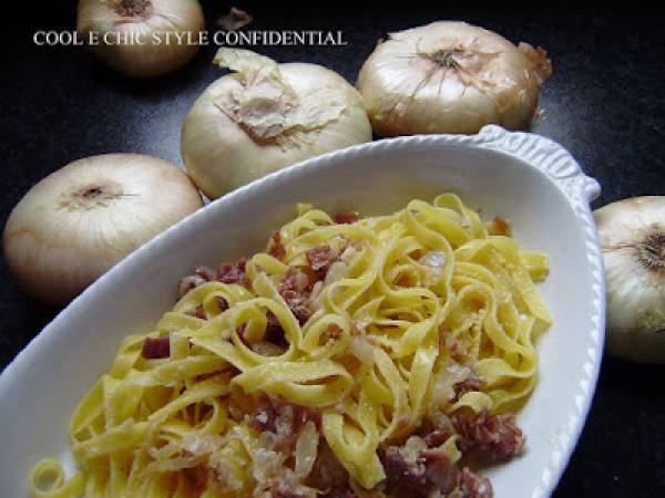 Tagliatelle con sugo di Cipolle, Noce Moscata, e Cipolla Croccante