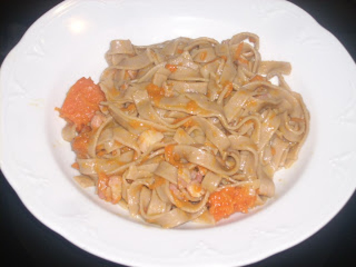 TAGLIATELLE DI CASTAGNE CON ZUCCA E PANCETTA