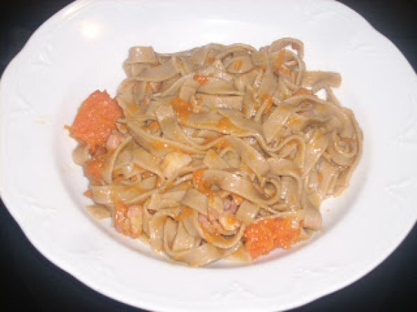 TAGLIATELLE DI CASTAGNE CON ZUCCA E PANCETTA