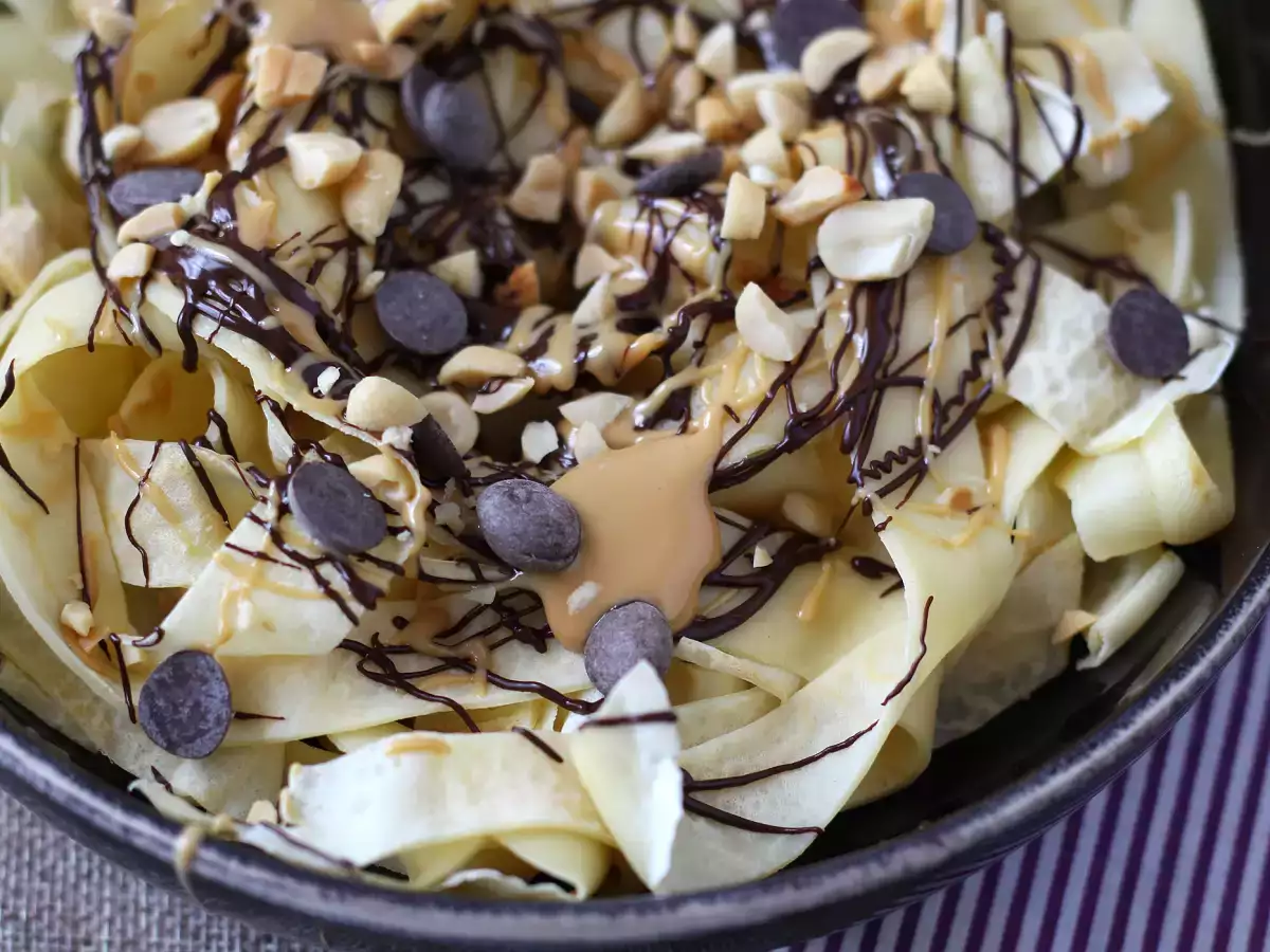 Tagliatelle di crêpes con cioccolato e arachidi: il dessert goloso che conquista tutti! - foto 2