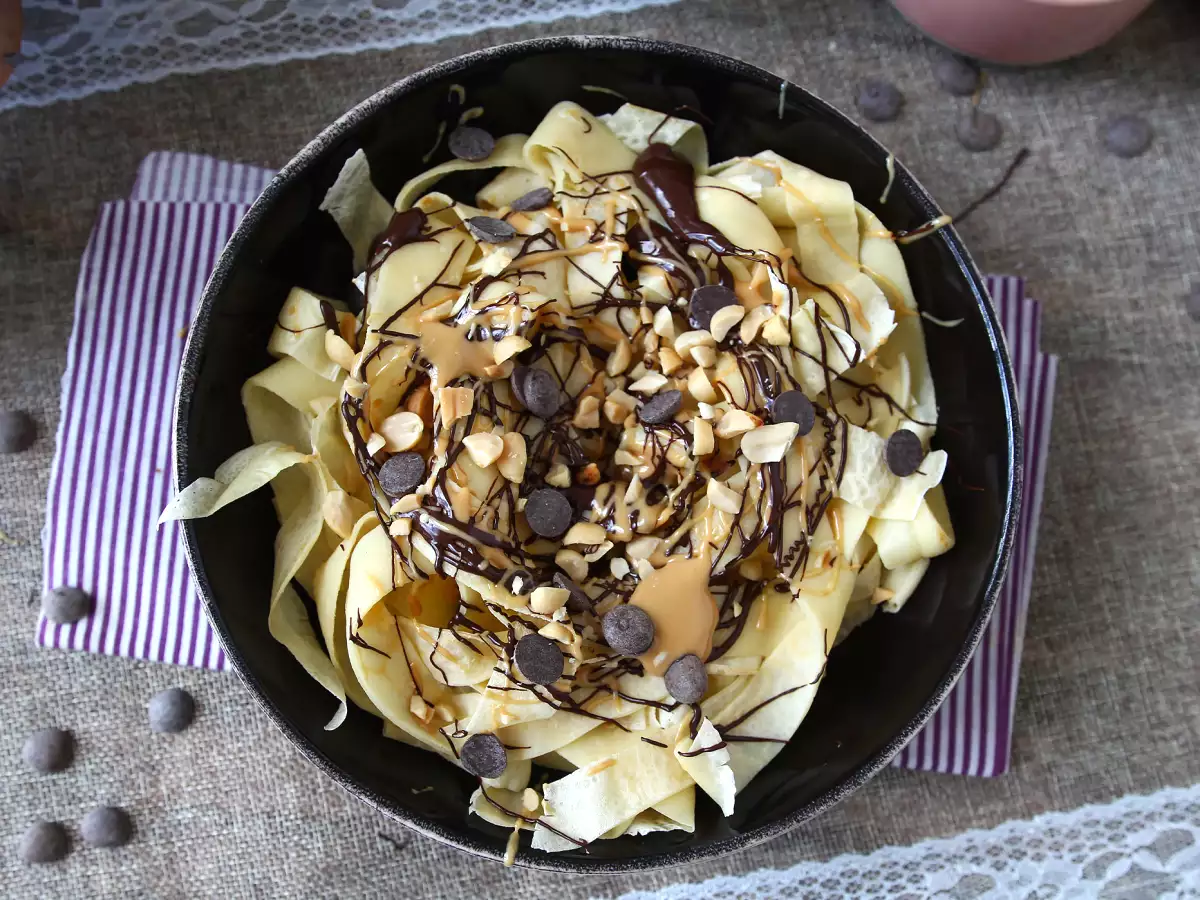 Tagliatelle di crêpes con cioccolato e arachidi: il dessert goloso che conquista tutti! - foto 3