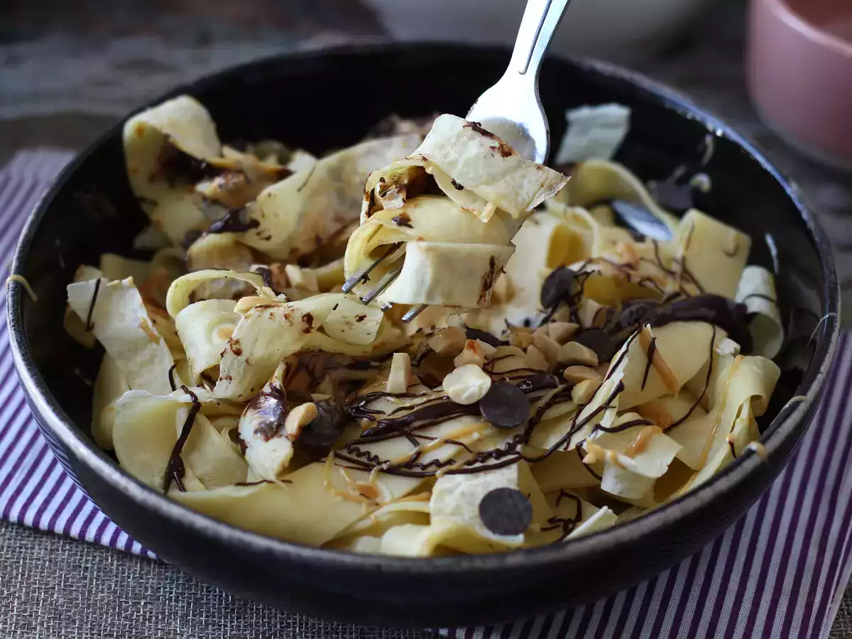 Tagliatelle di crêpes con cioccolato e arachidi: il dessert goloso che conquista tutti! - foto 9