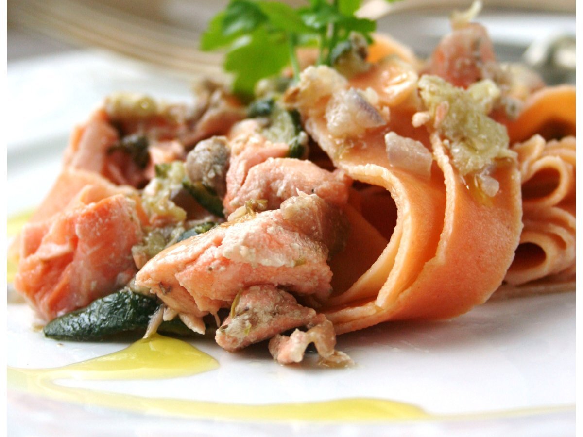 Tagliatelle di farina di lenticchie rosse e salmone