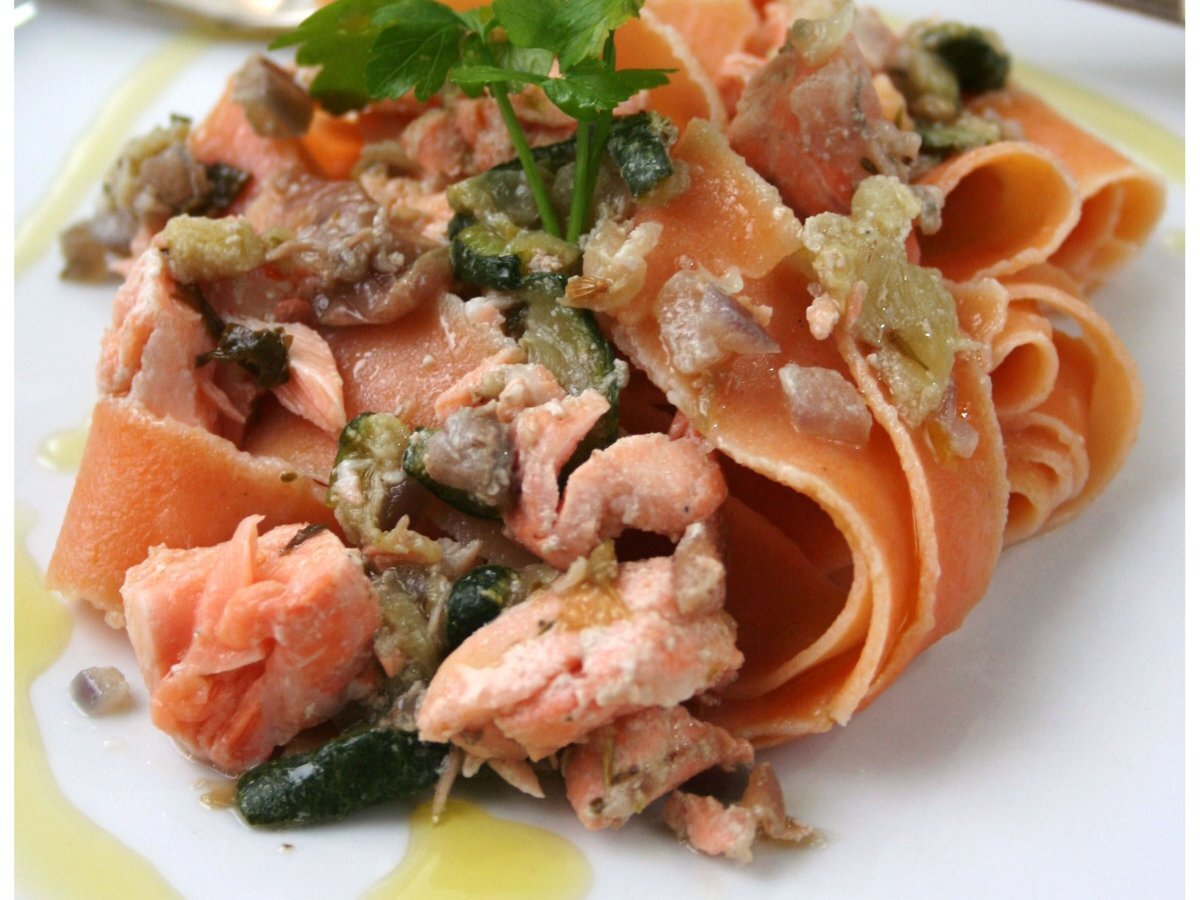 Tagliatelle di farina di lenticchie rosse e salmone - foto 2