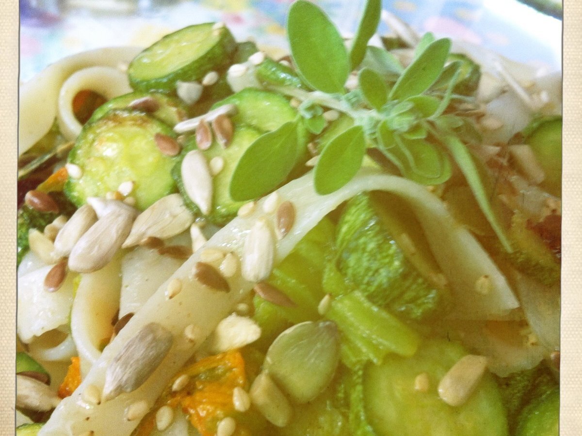 Tagliatelle di farro golose con zucchine, cipollotto fresco e guanciale