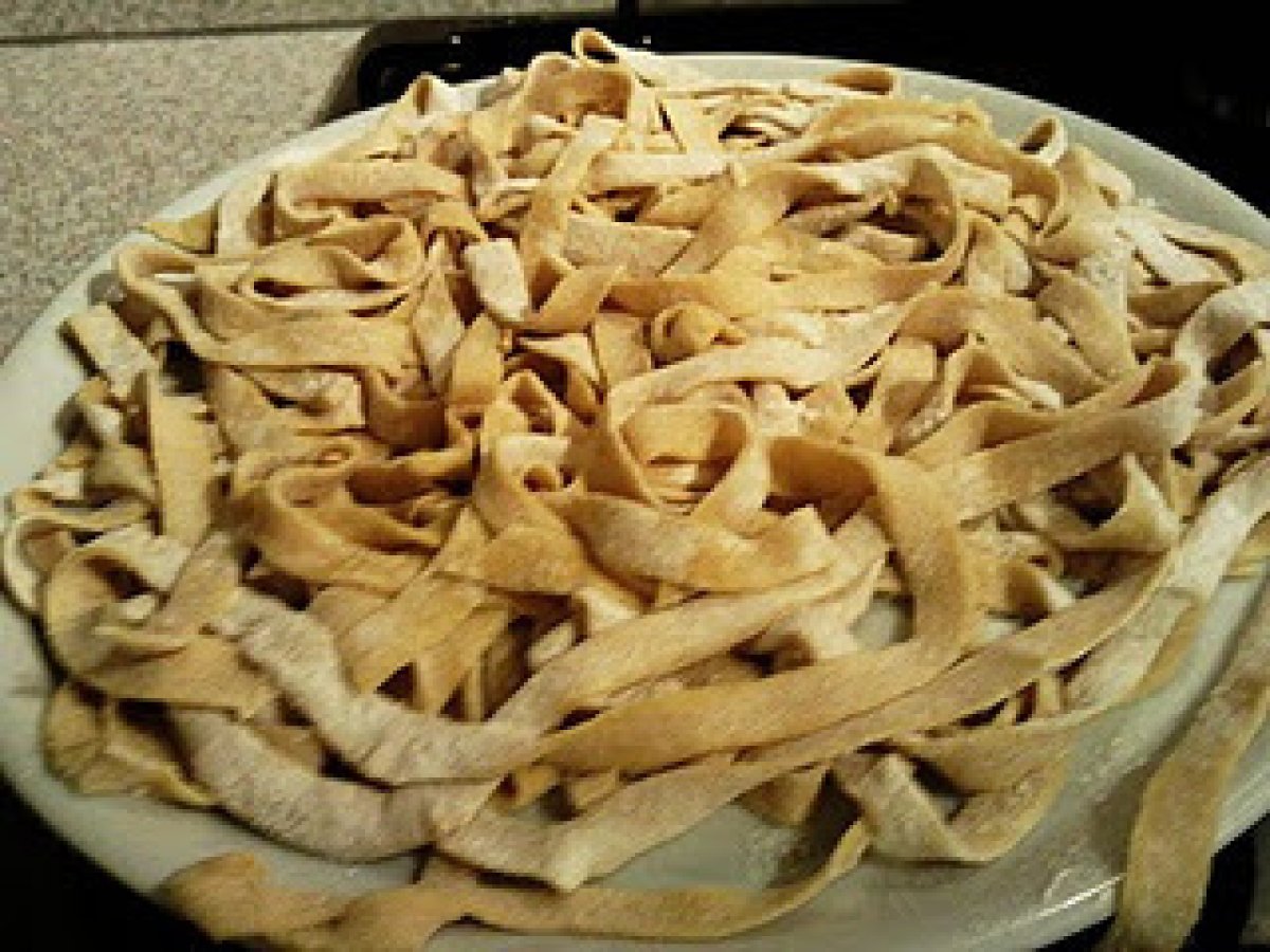 TAGLIATELLE FATTE IN CASA AL RAGU'