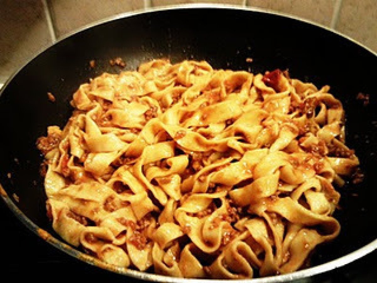 TAGLIATELLE FATTE IN CASA AL RAGU' - foto 3