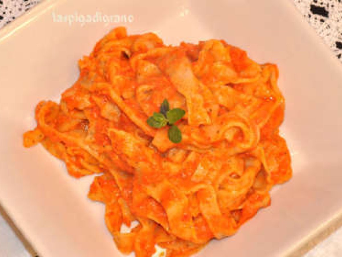 Tagliatelle fatte in casa con crema di peperone