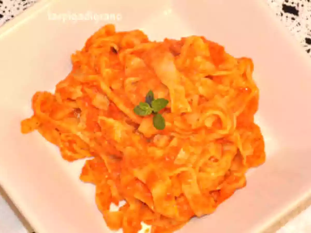 Tagliatelle fatte in casa con crema di peperone