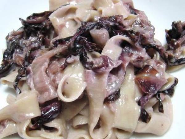 Tagliatelle fresche allo scalogno e radicchio rosso