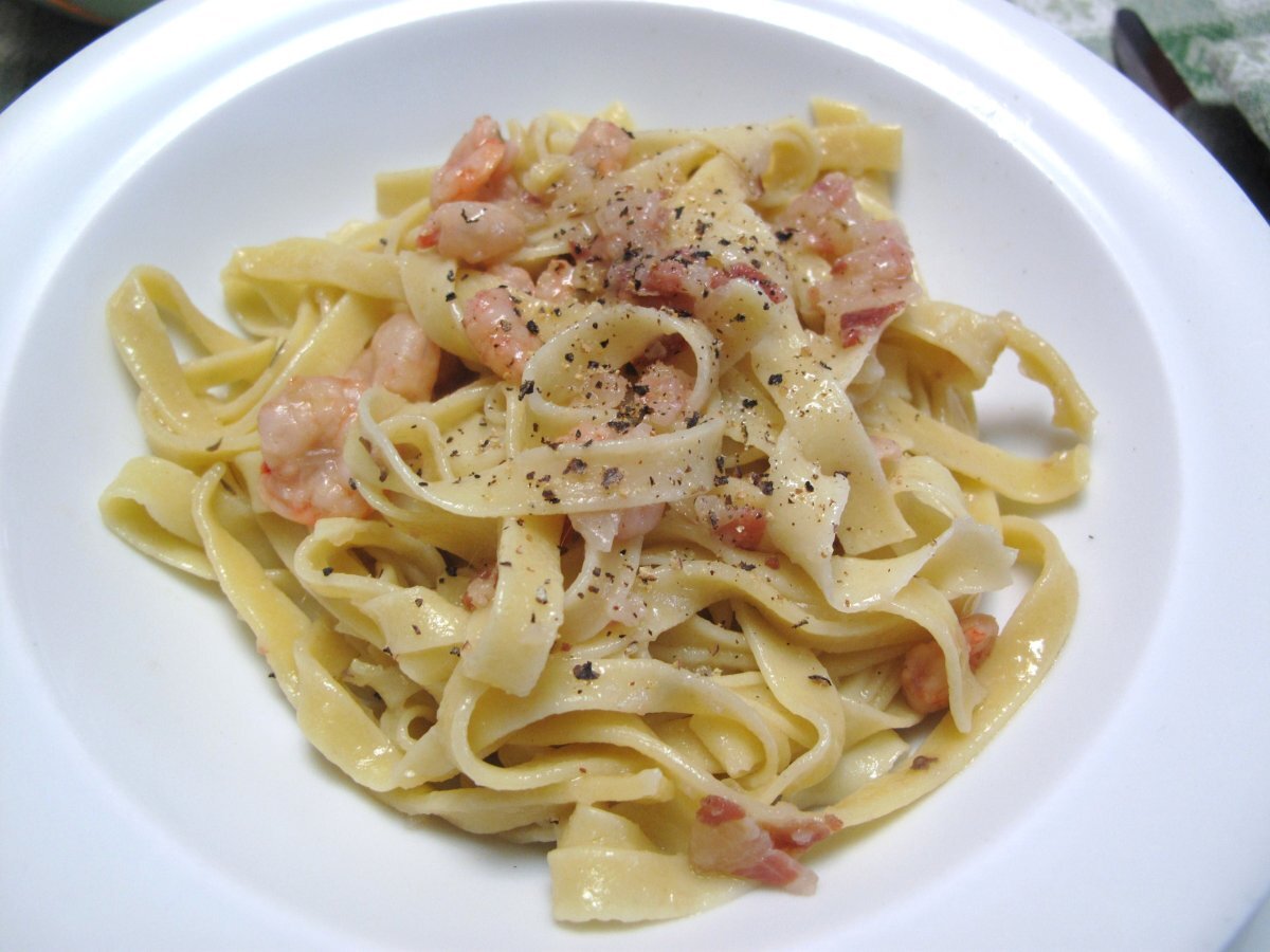 Tagliatelle gamberi e pancetta