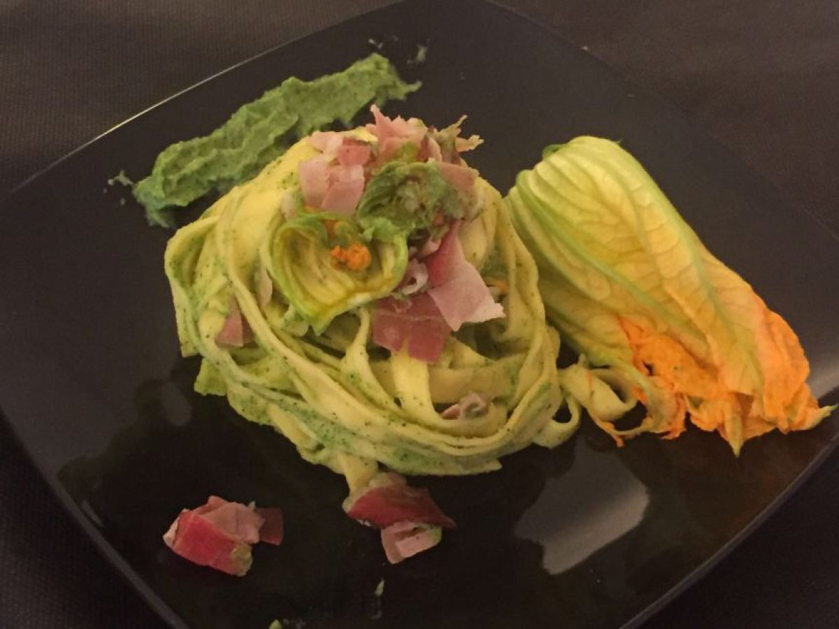 Tagliatelle in crema di zucchine, speck e fiori di zucca