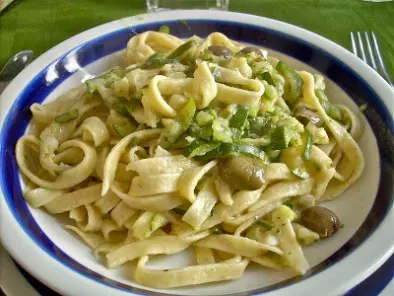 Tagliatelle integrali con zucchine e olive verdi