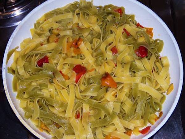 Tagliatelle paglia e fieno ai peperoni