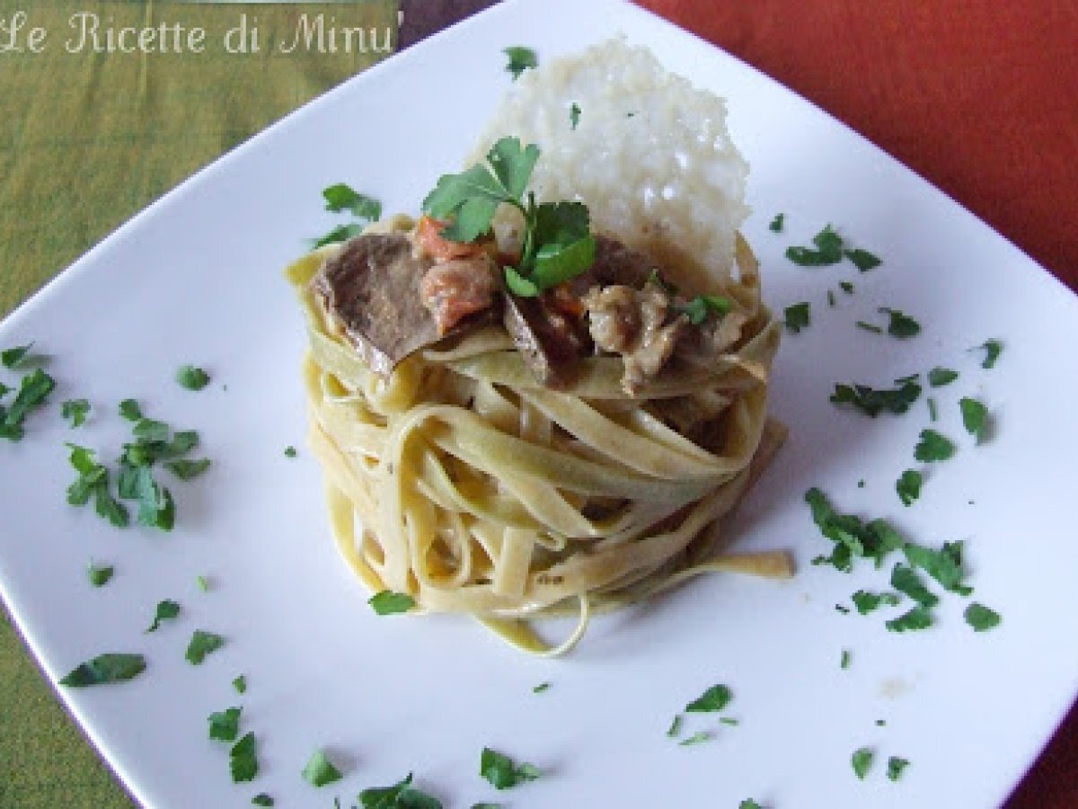 Tagliatelle paglia e fieno alla boscaiola con chips di grana