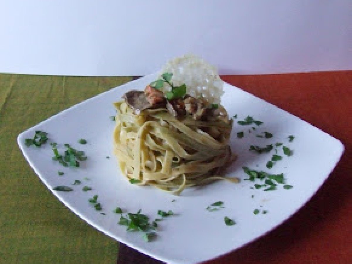 Tagliatelle paglia e fieno alla boscaiola con chips di grana - foto 2