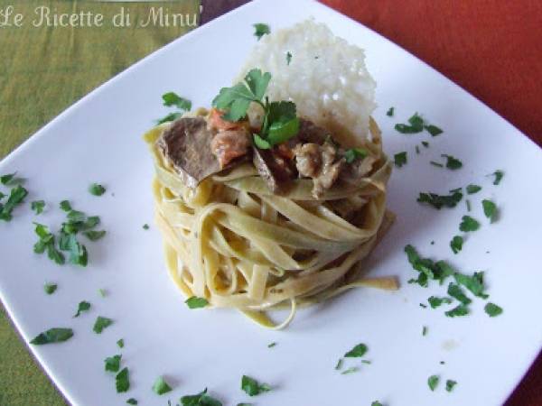 Tagliatelle paglia e fieno alla boscaiola con chips di grana