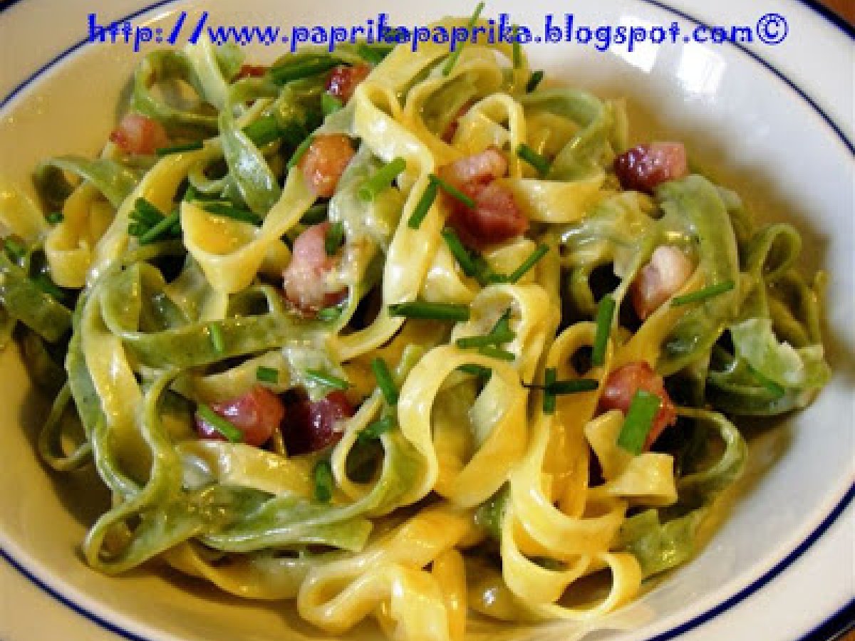 Tagliatelle paglia e fieno con porro e pancetta_ Tagliatelle pòrèhagymàs szòsszal