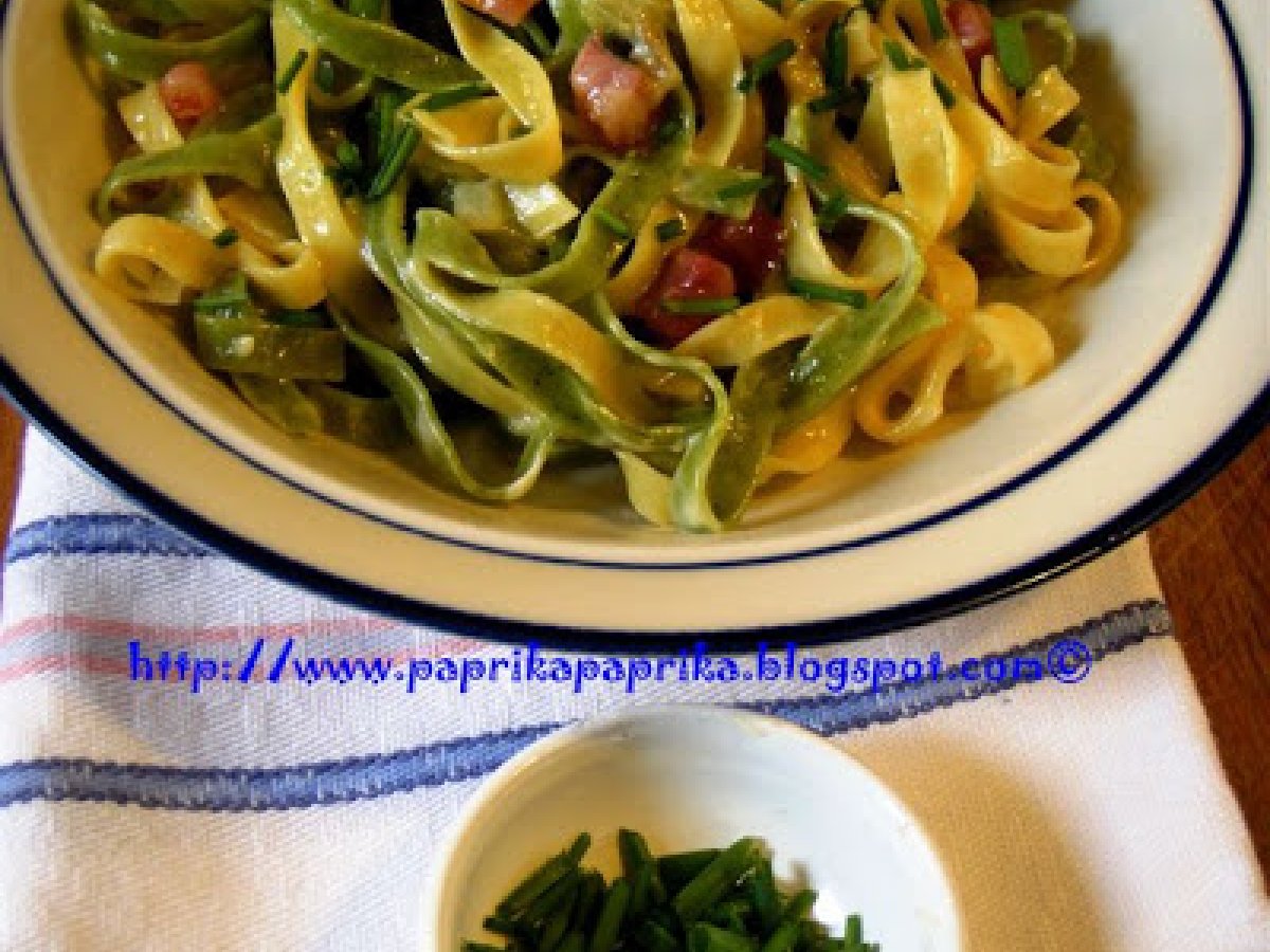 Tagliatelle paglia e fieno con porro e pancetta_ Tagliatelle pòrèhagymàs szòsszal - foto 2