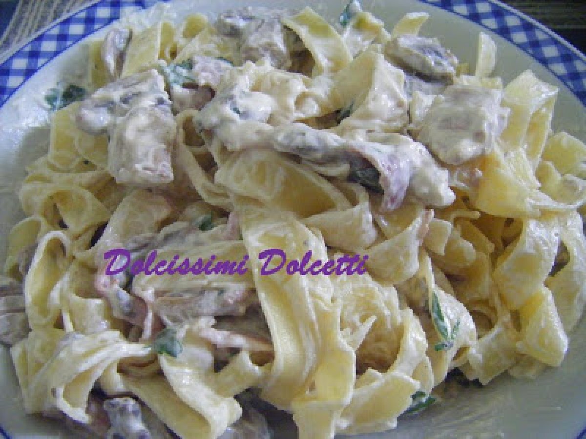 Tagliatelle panna, funghi e prosciutto crudo