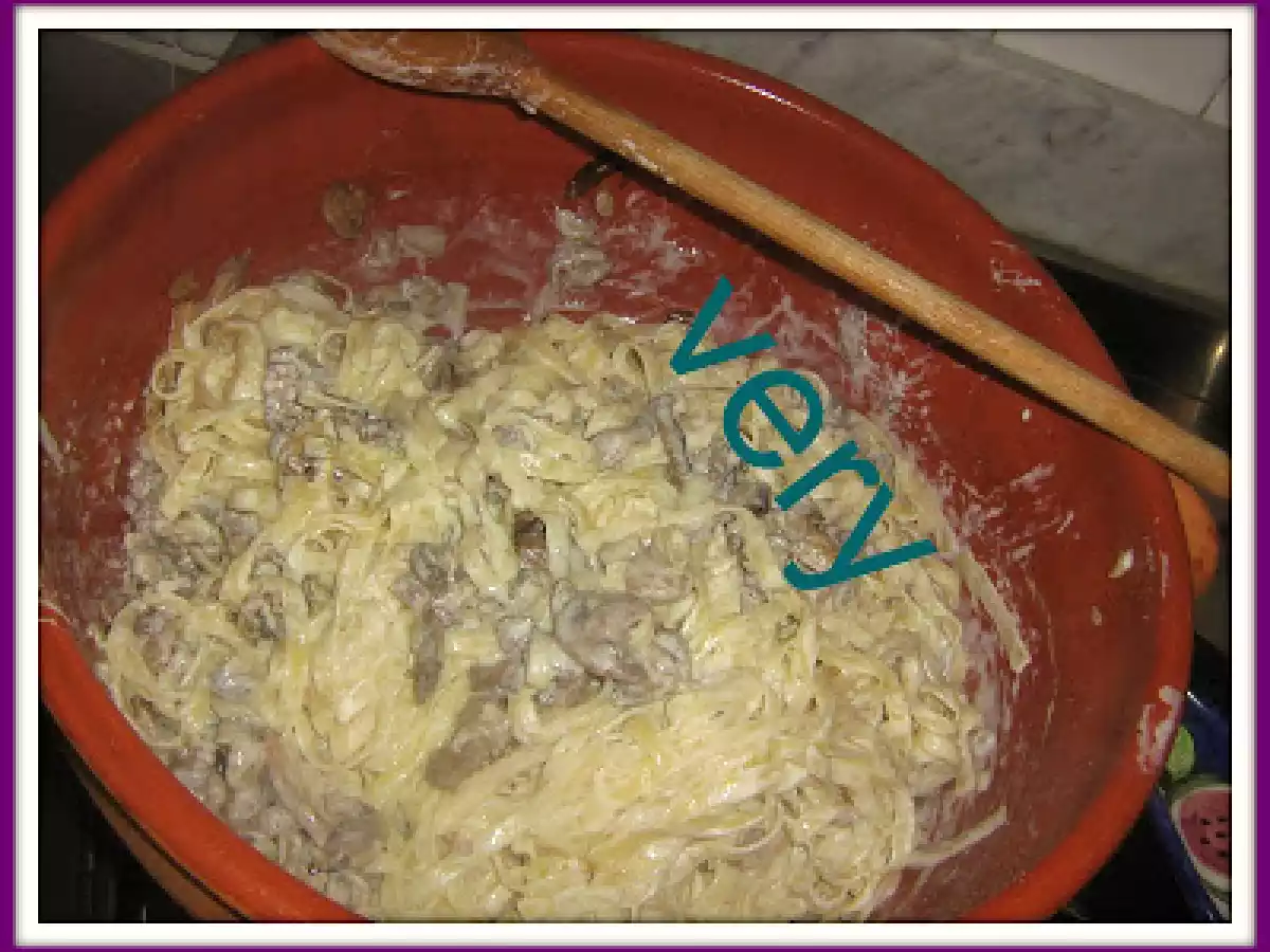 Tagliatelle panna, funghi e salsicce sbriciolate
