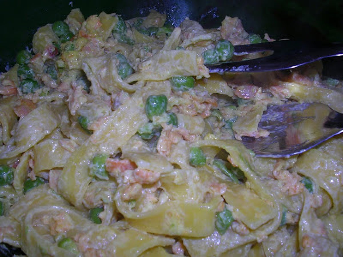 Tagliatelle piselli, panna e salmone