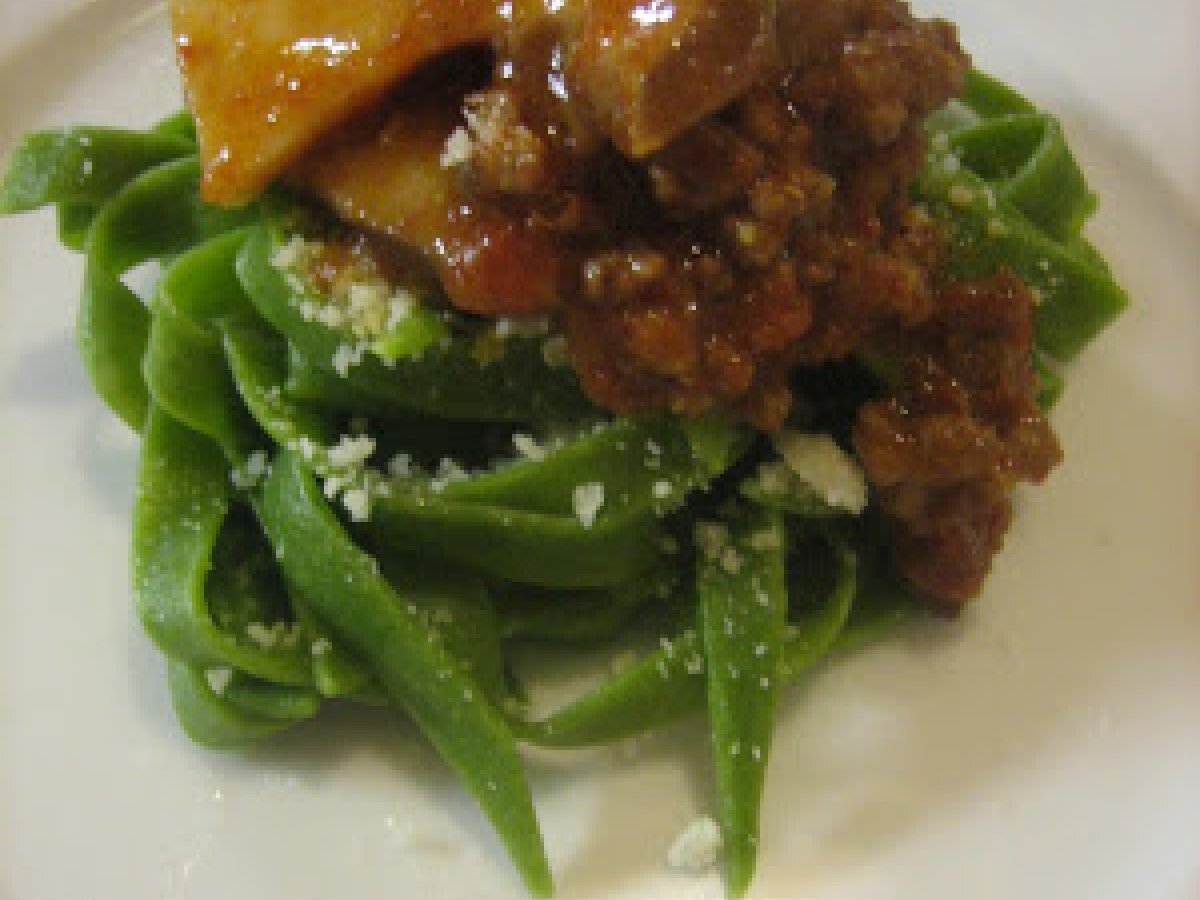 TAGLIATELLE VERDI AL RAGU' DI FUNGHI