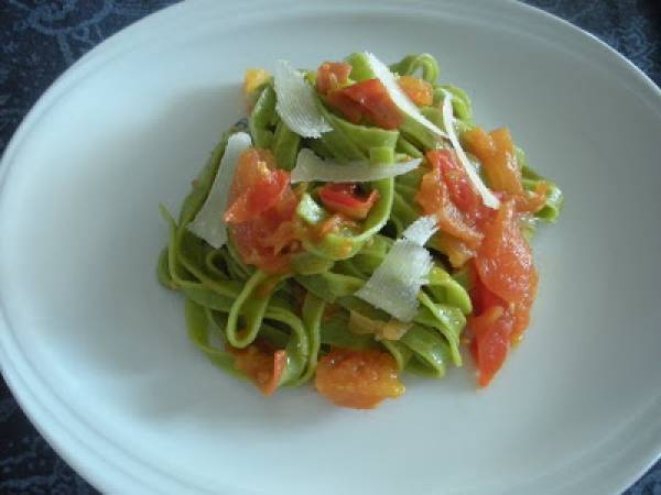 Tagliatelle verdi saltate con pomodoro fresco e scaglie di grana